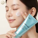 Medicube Azelaic Acid Capsule Cleansing Foam Cleanser (120g) - Image 4